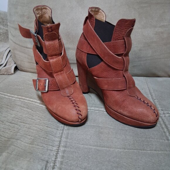 Fluevog Writes Shields in light brown - Picture 2 of 6